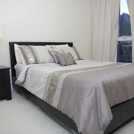 Life Suites Luxury Downtown Condos Торонто Екстериор снимка