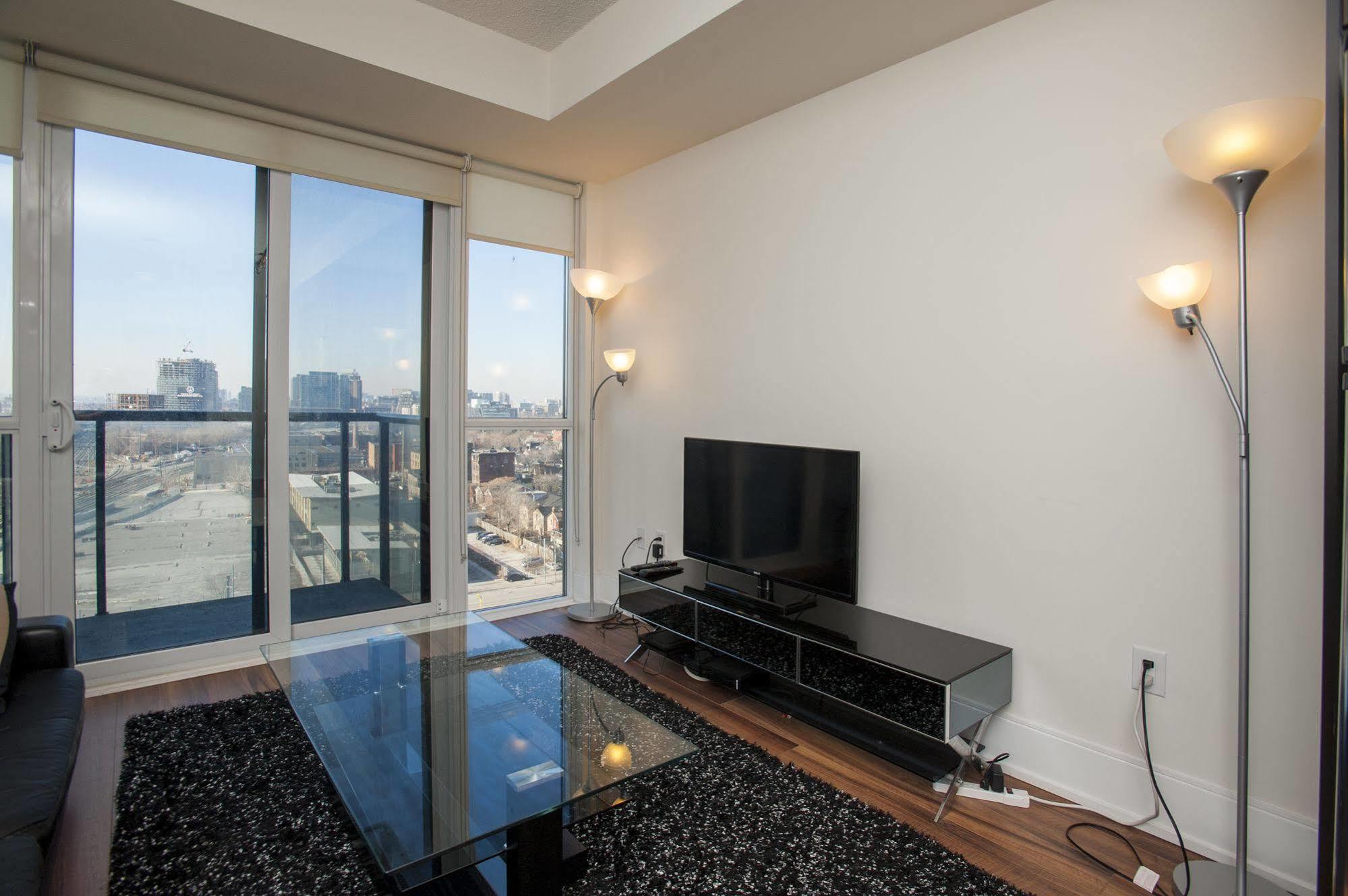Life Suites Luxury Downtown Condos Торонто Екстериор снимка