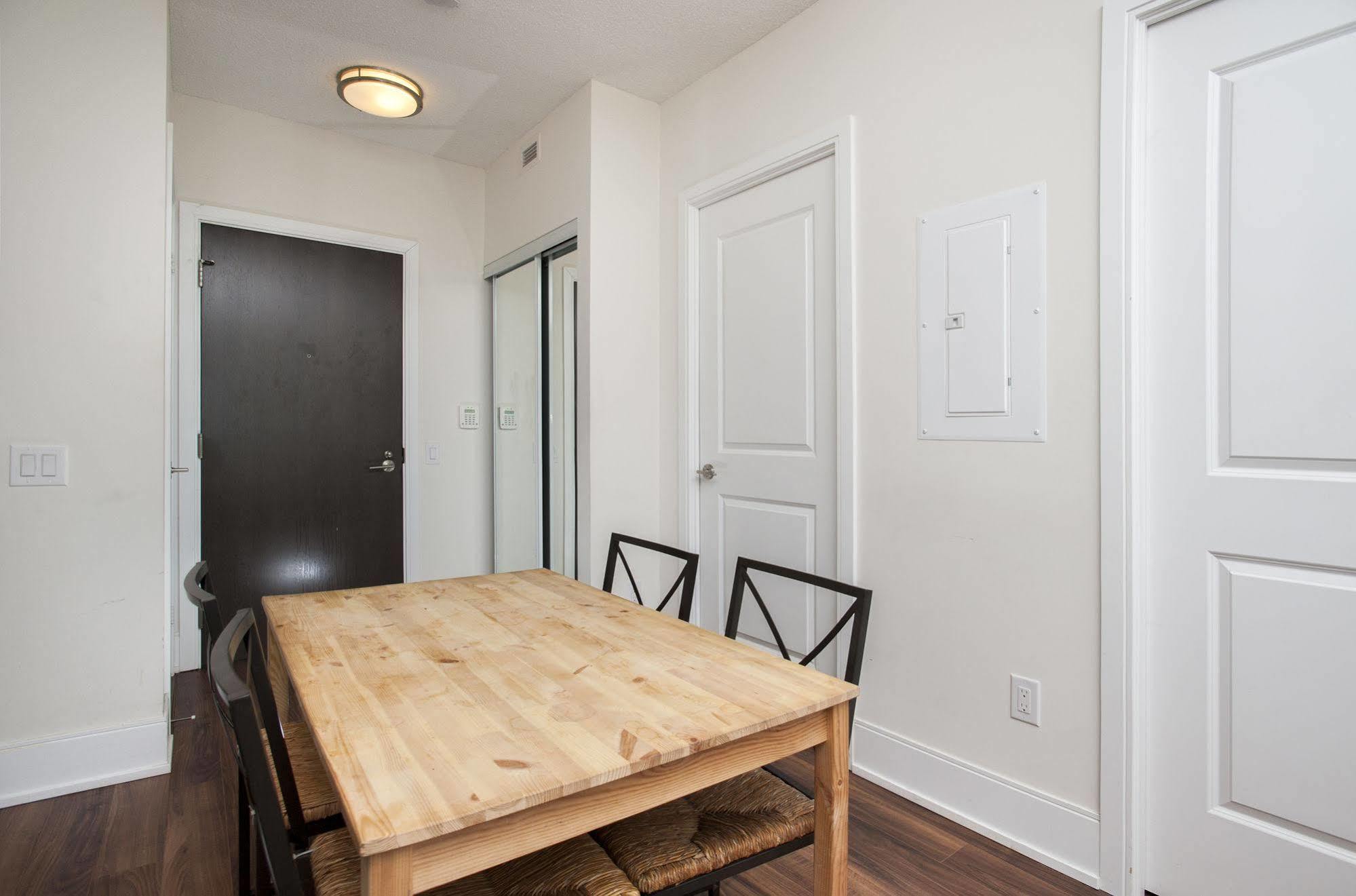 Life Suites Luxury Downtown Condos Торонто Екстериор снимка