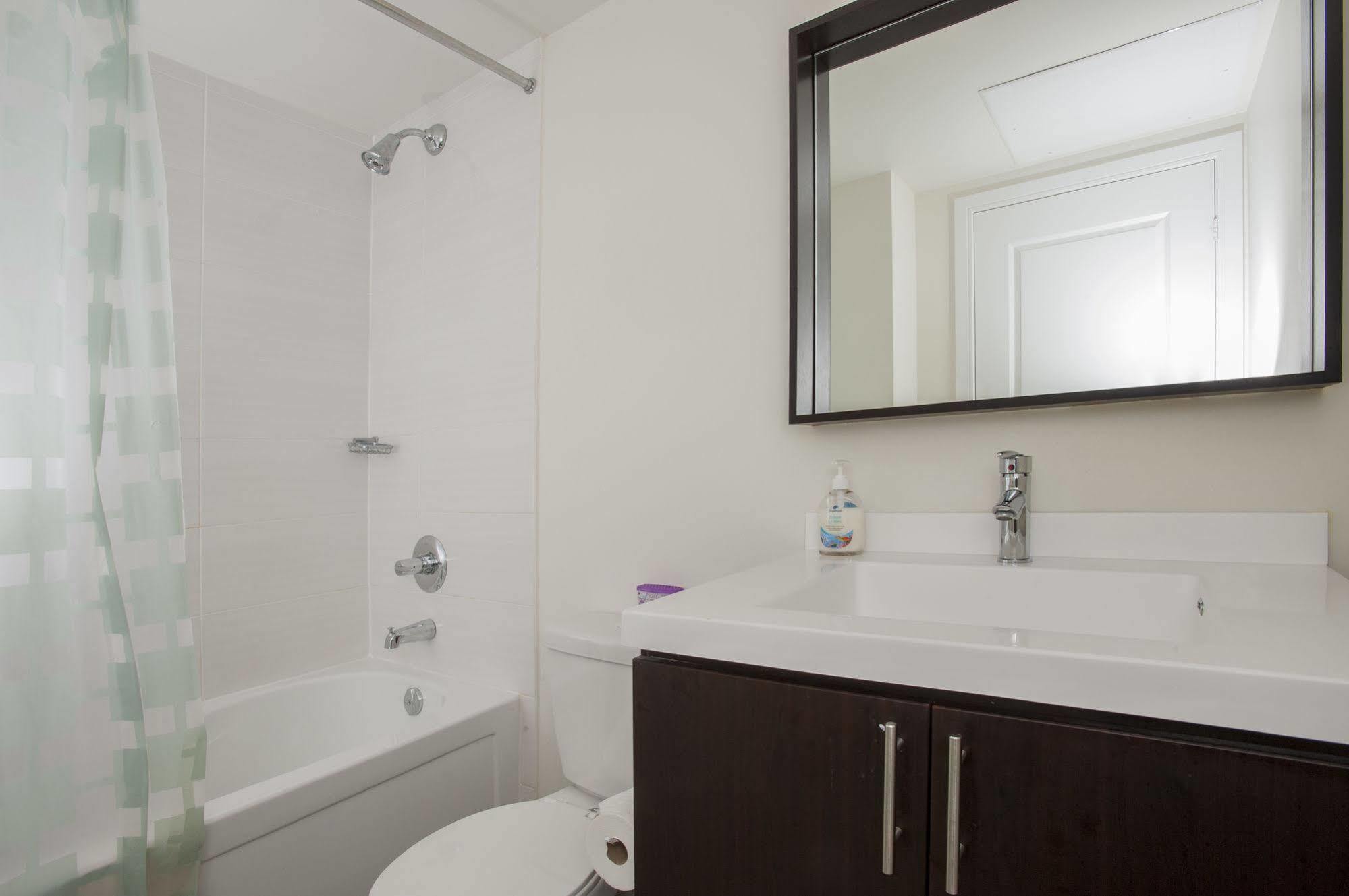 Life Suites Luxury Downtown Condos Торонто Екстериор снимка