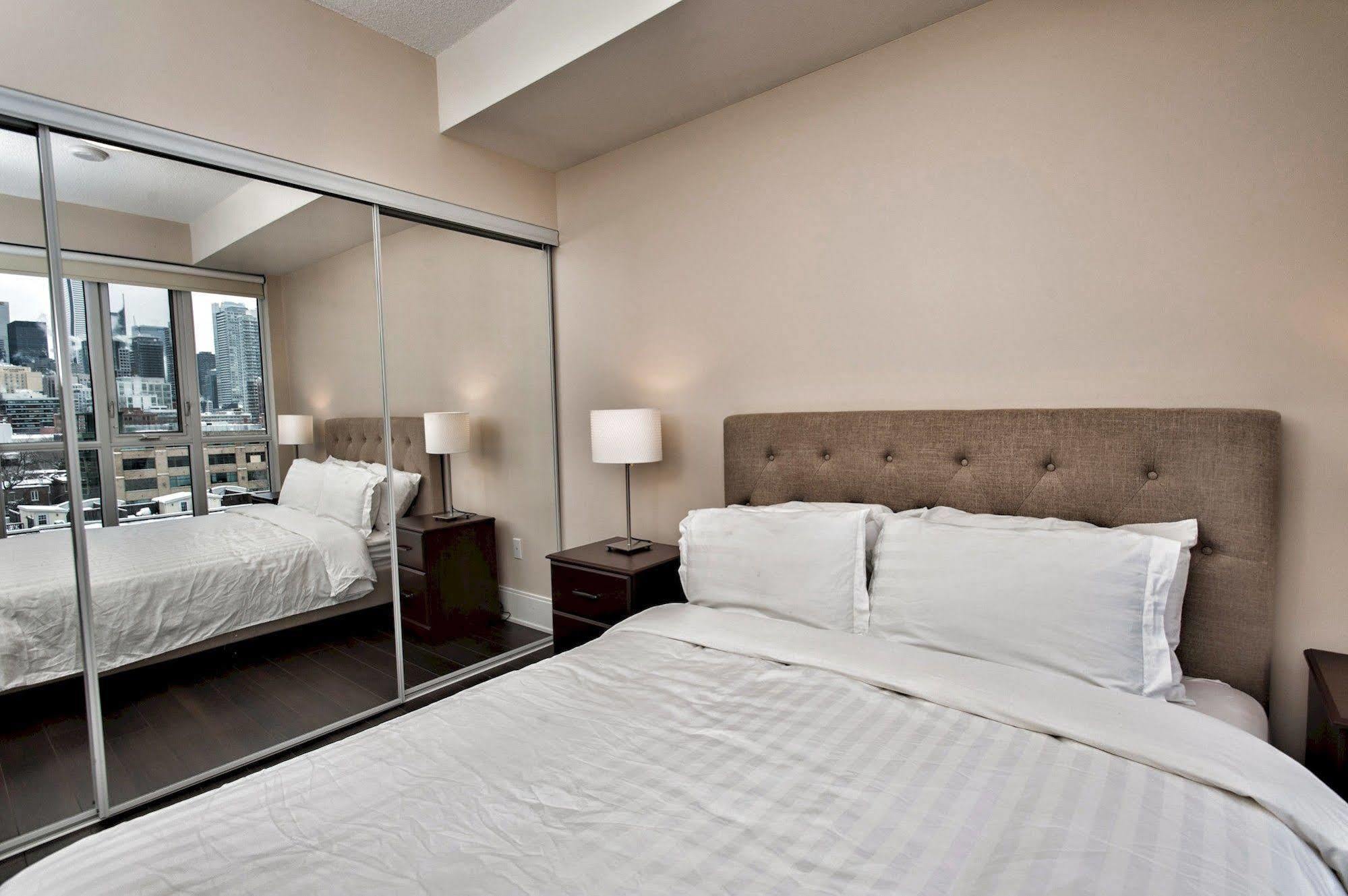 Life Suites Luxury Downtown Condos Торонто Екстериор снимка
