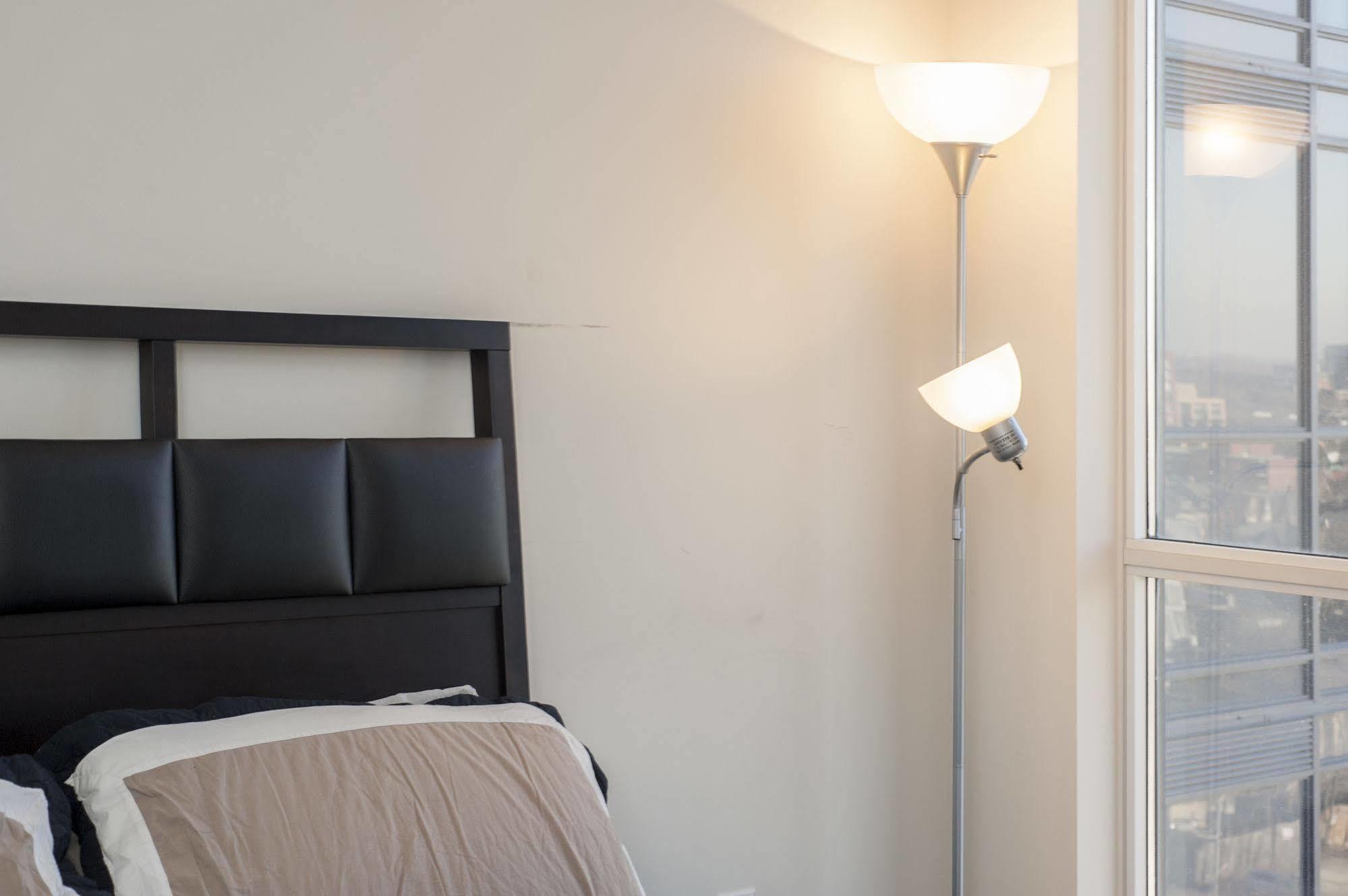 Life Suites Luxury Downtown Condos Торонто Екстериор снимка