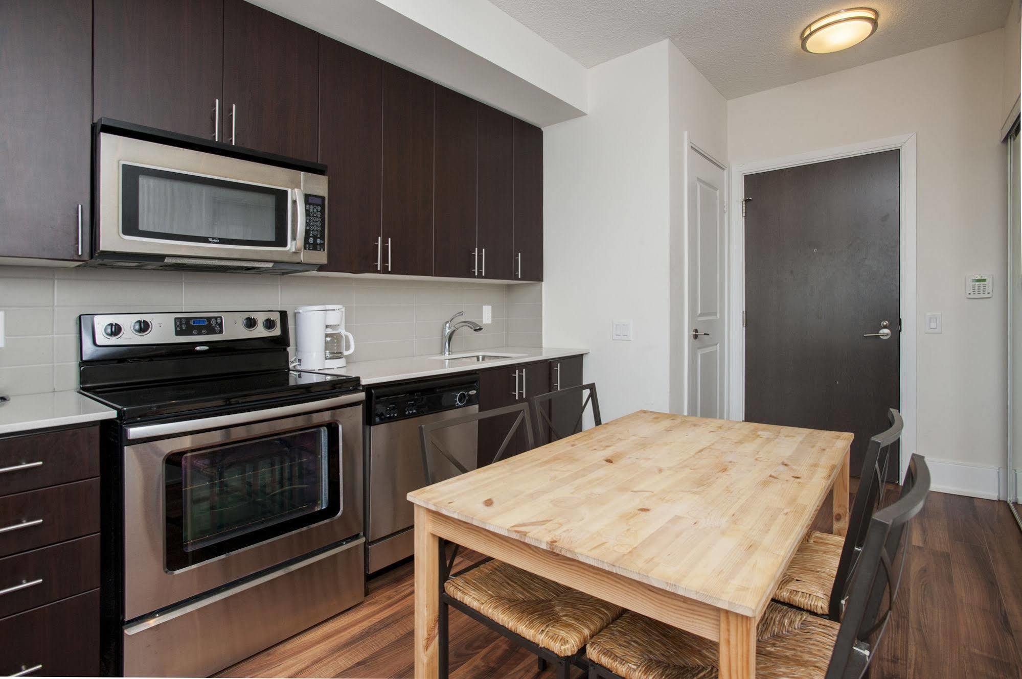 Life Suites Luxury Downtown Condos Торонто Екстериор снимка
