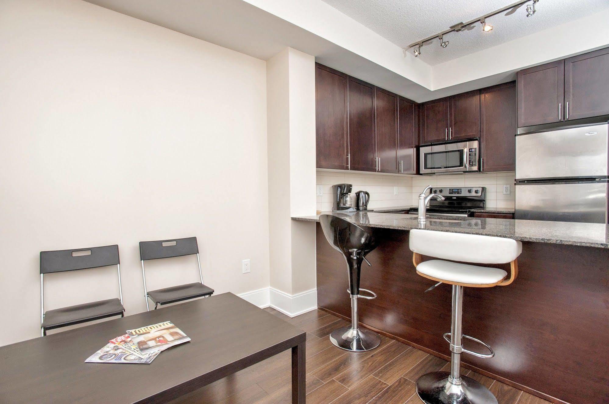 Life Suites Luxury Downtown Condos Торонто Екстериор снимка
