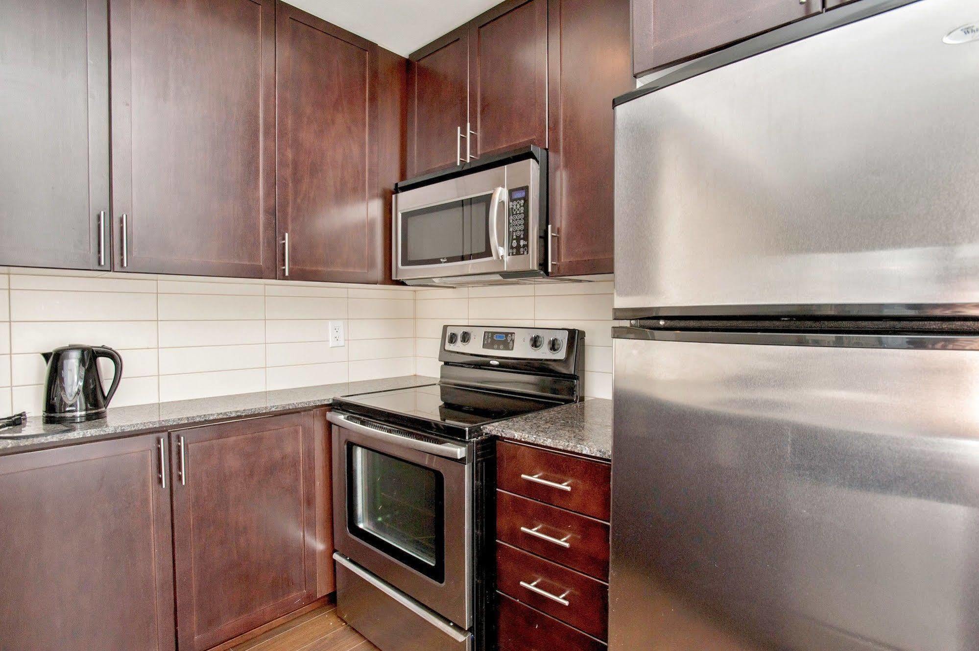 Life Suites Luxury Downtown Condos Торонто Екстериор снимка