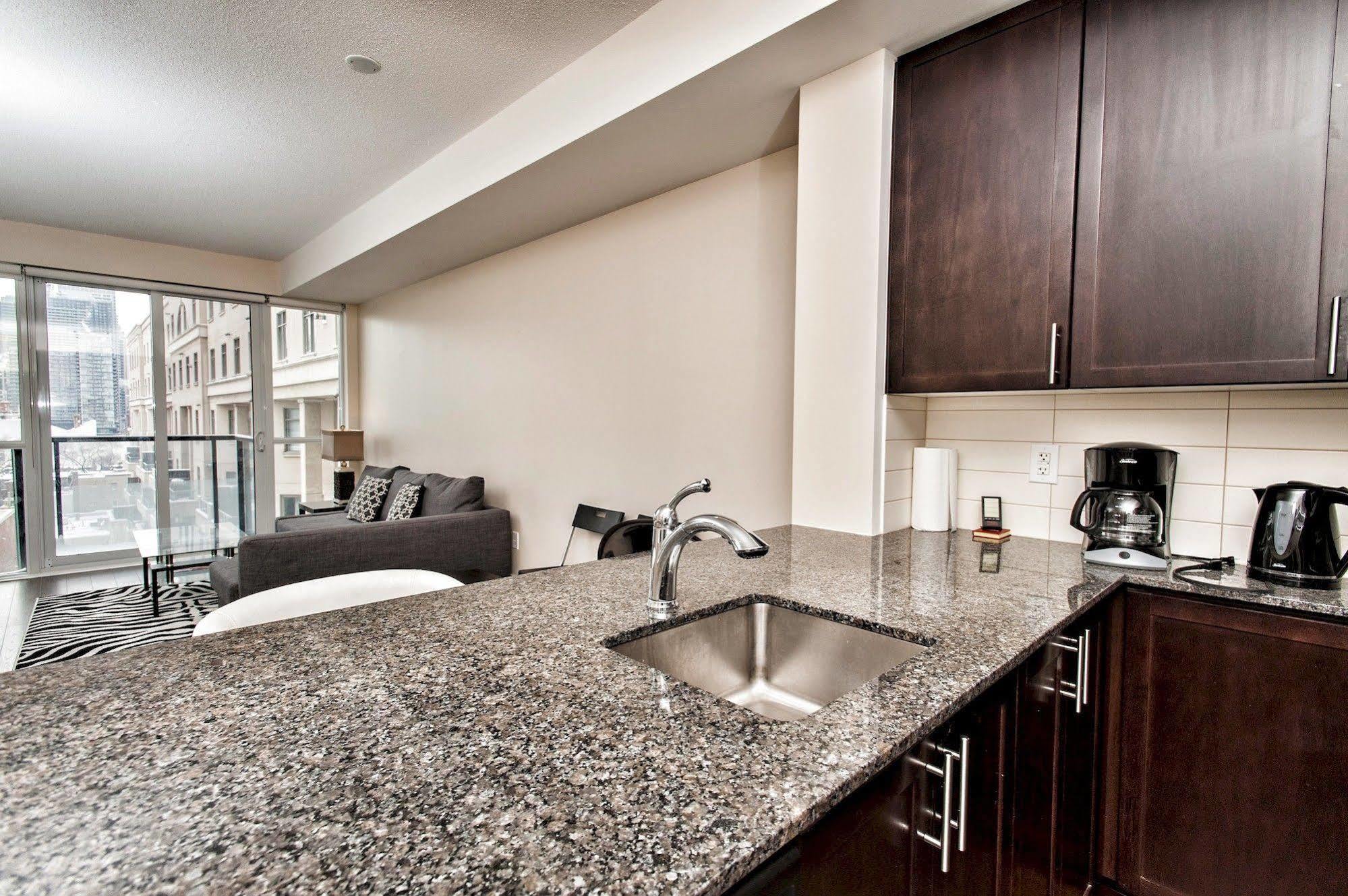 Life Suites Luxury Downtown Condos Торонто Екстериор снимка