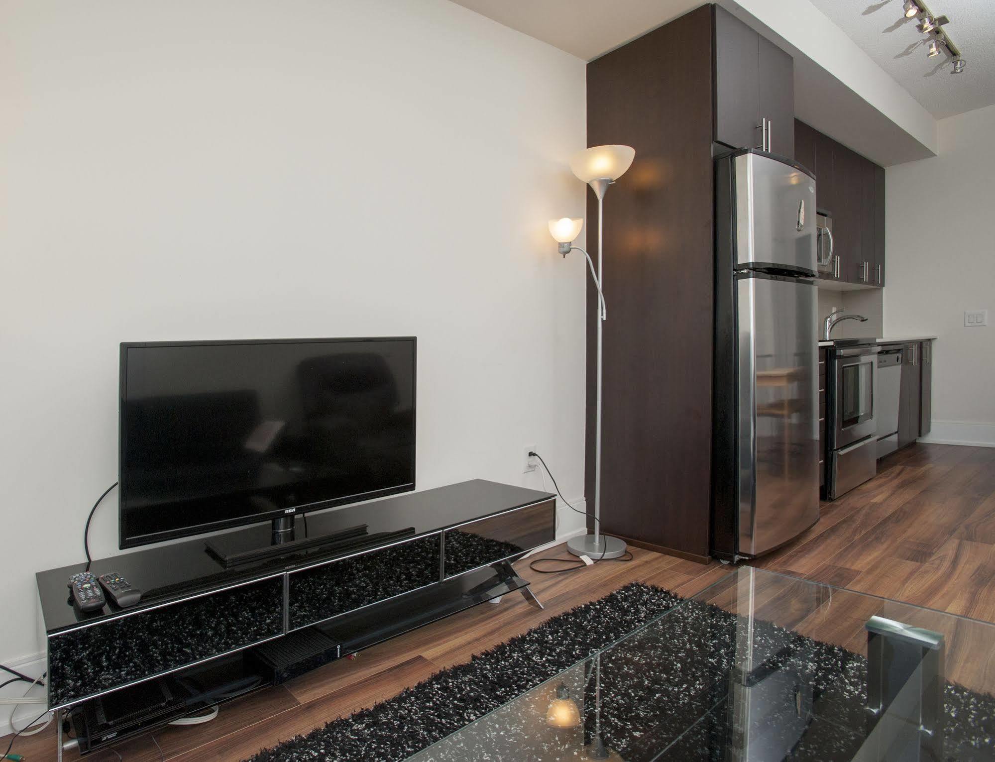 Life Suites Luxury Downtown Condos Торонто Екстериор снимка