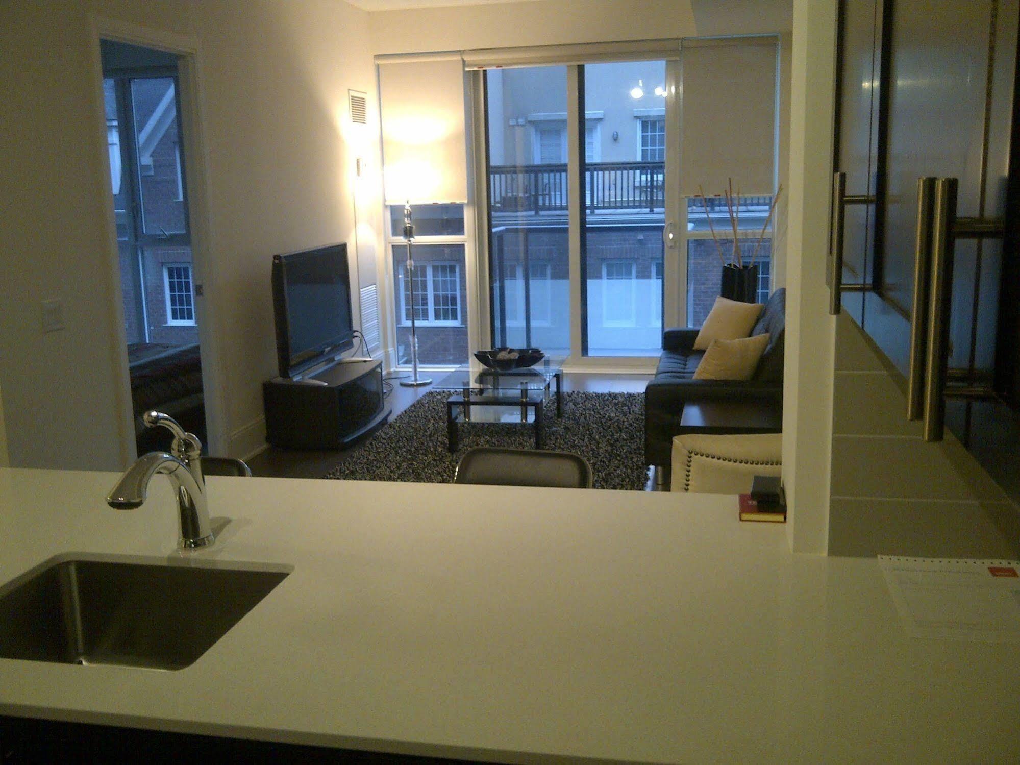 Life Suites Luxury Downtown Condos Торонто Екстериор снимка
