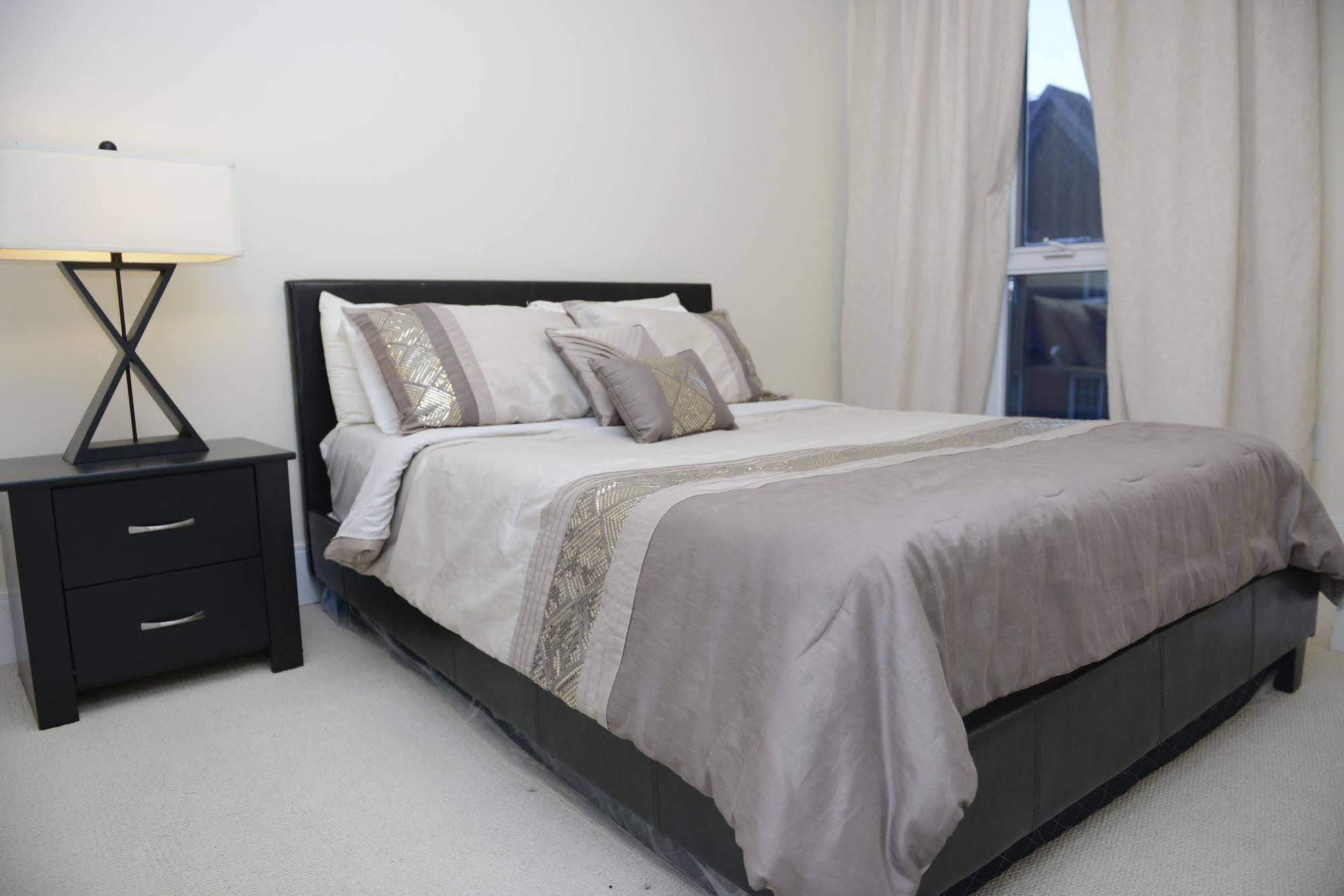 Life Suites Luxury Downtown Condos Торонто Екстериор снимка