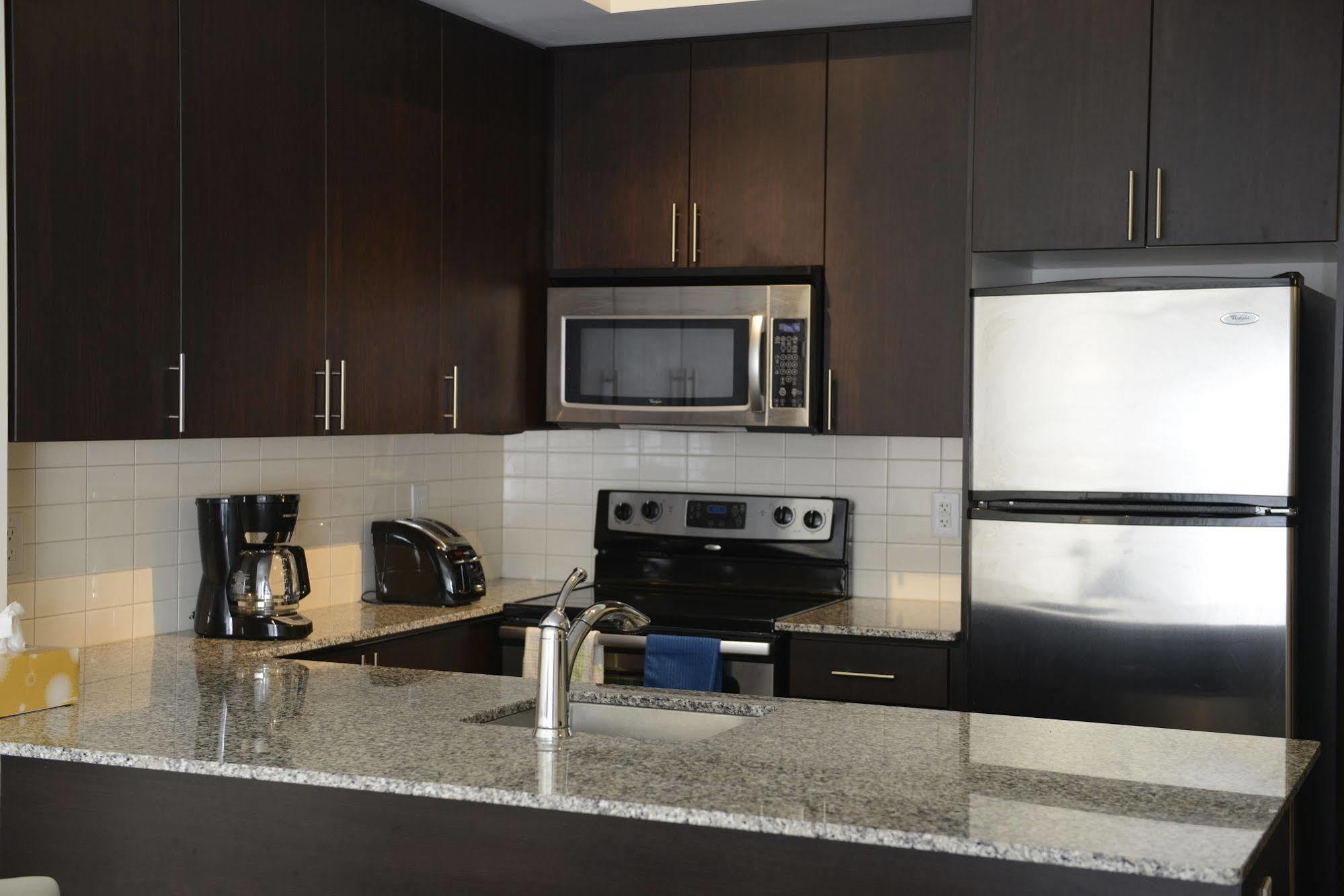Life Suites Luxury Downtown Condos Торонто Екстериор снимка