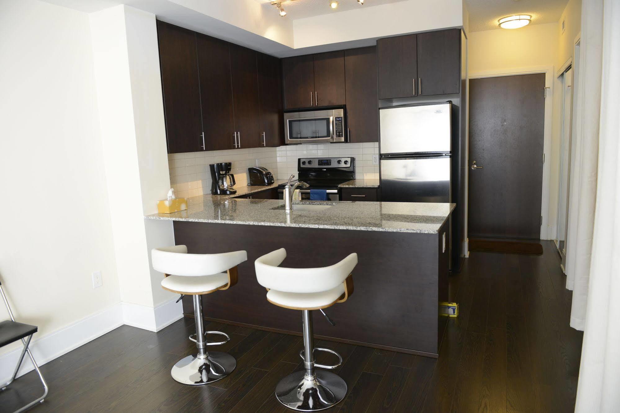 Life Suites Luxury Downtown Condos Торонто Екстериор снимка