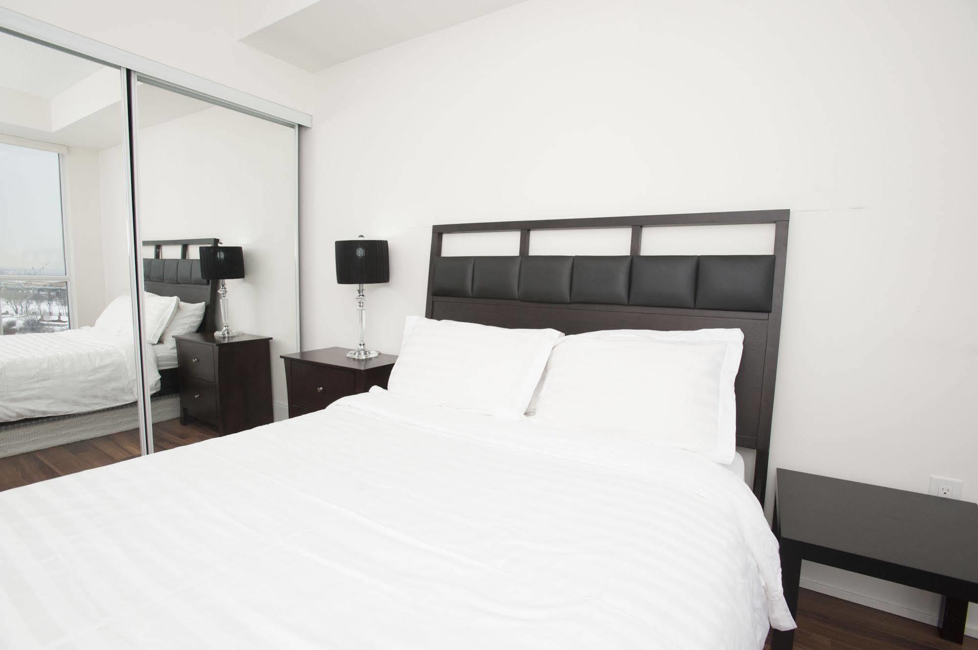 Life Suites Luxury Downtown Condos Торонто Екстериор снимка