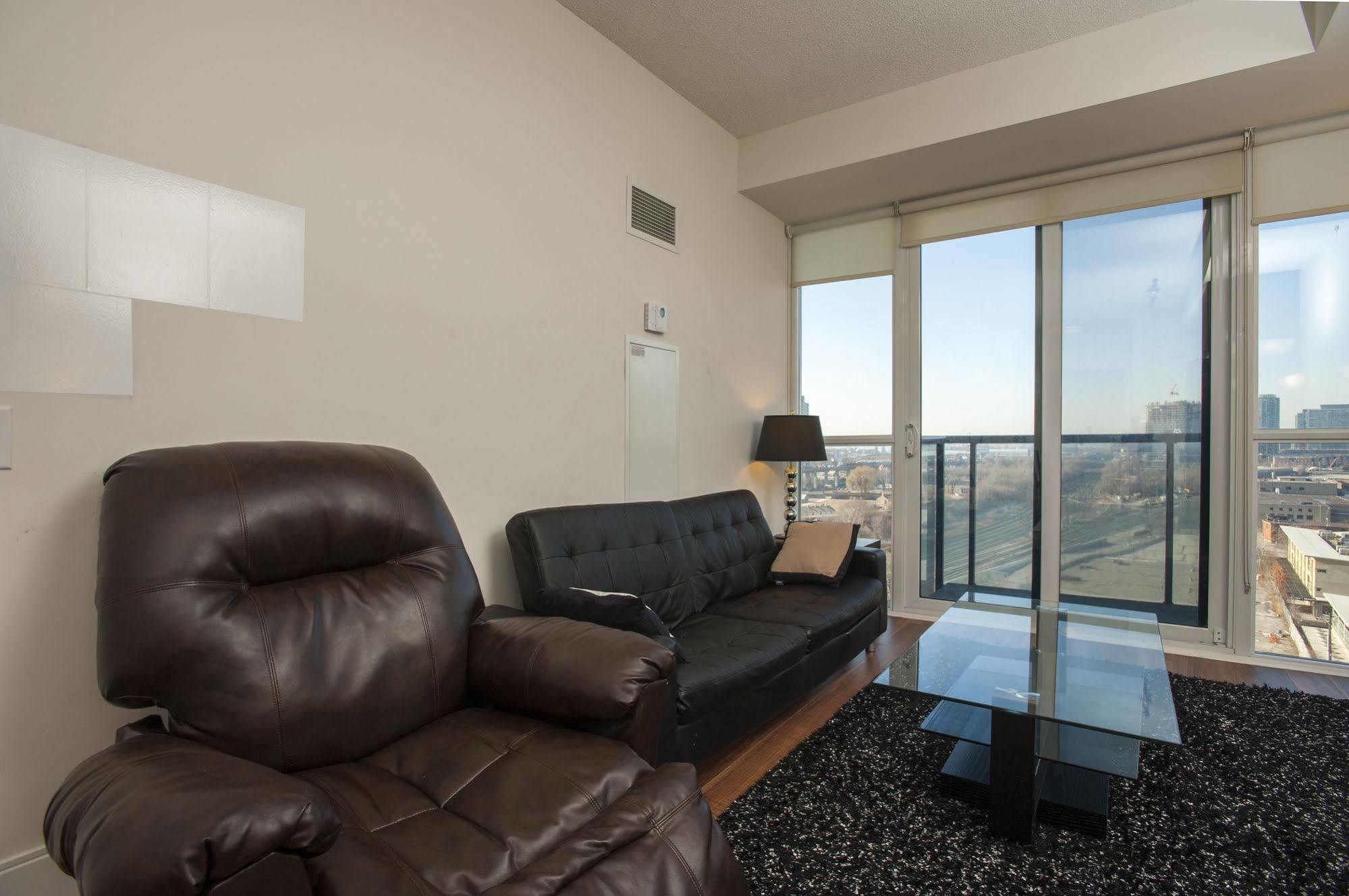 Life Suites Luxury Downtown Condos Торонто Екстериор снимка