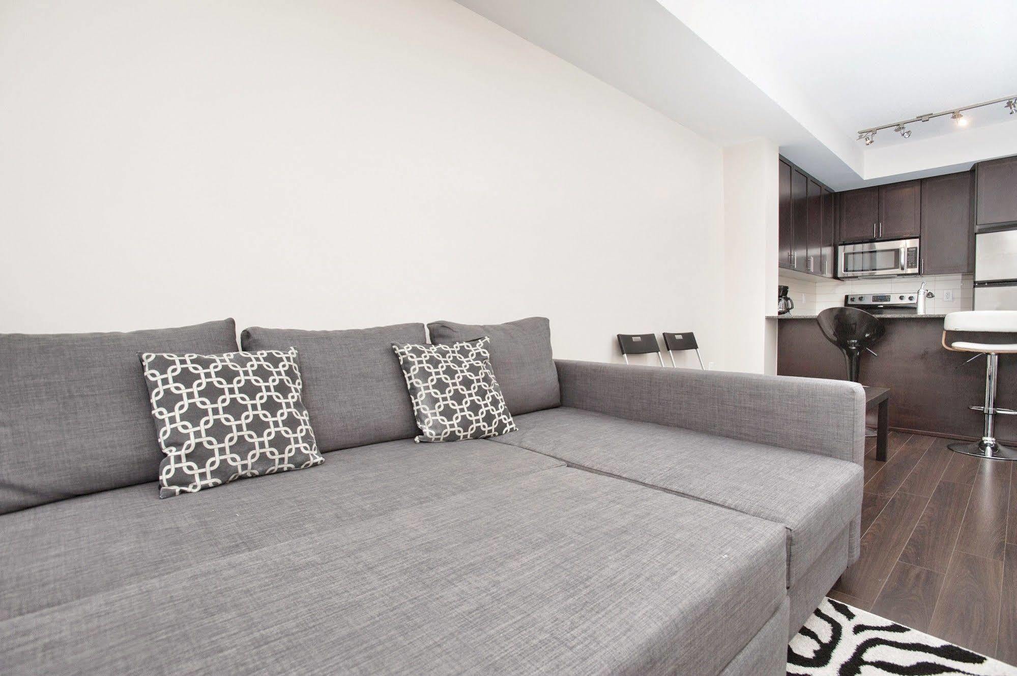 Life Suites Luxury Downtown Condos Торонто Екстериор снимка