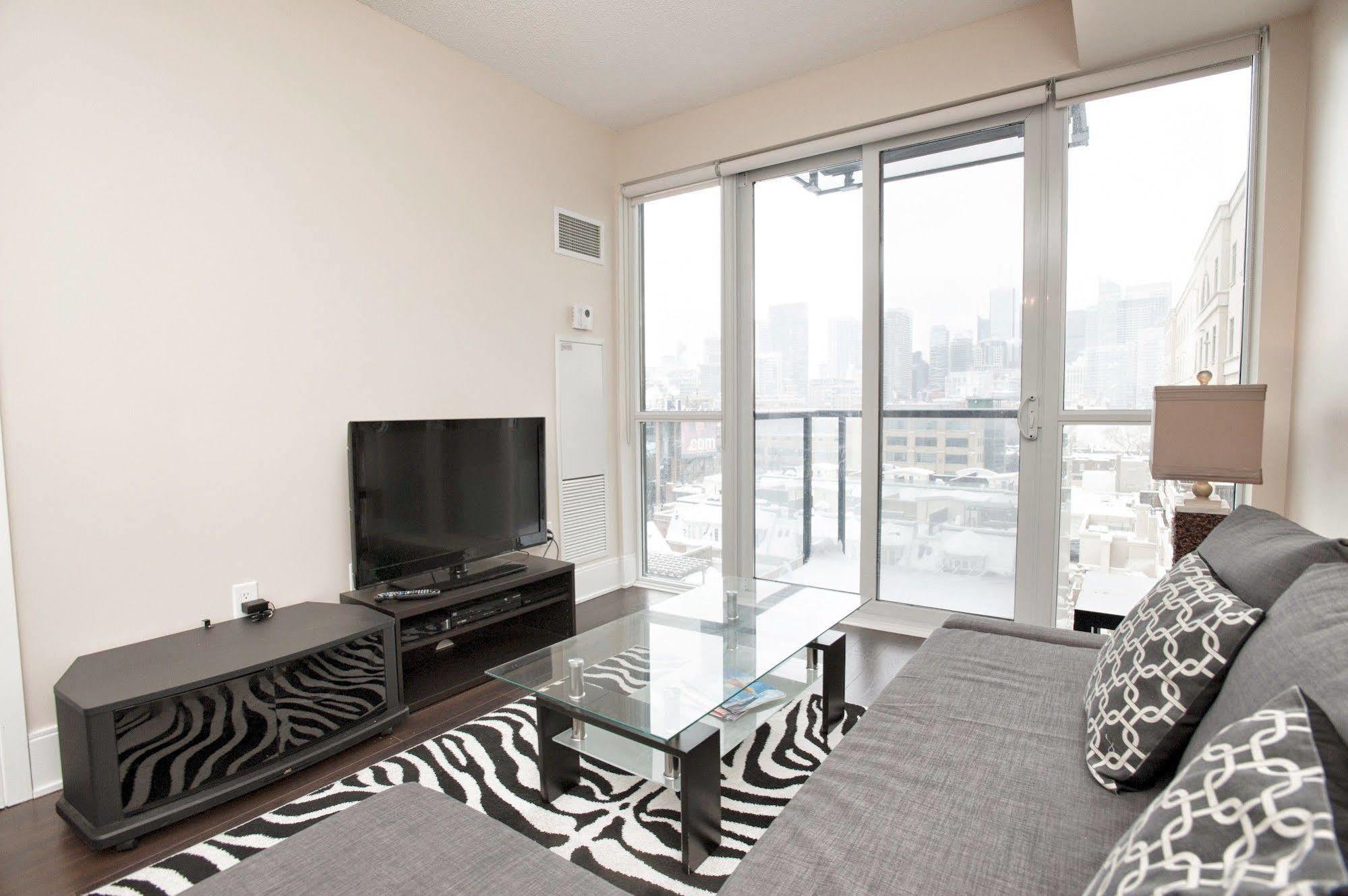 Life Suites Luxury Downtown Condos Торонто Екстериор снимка