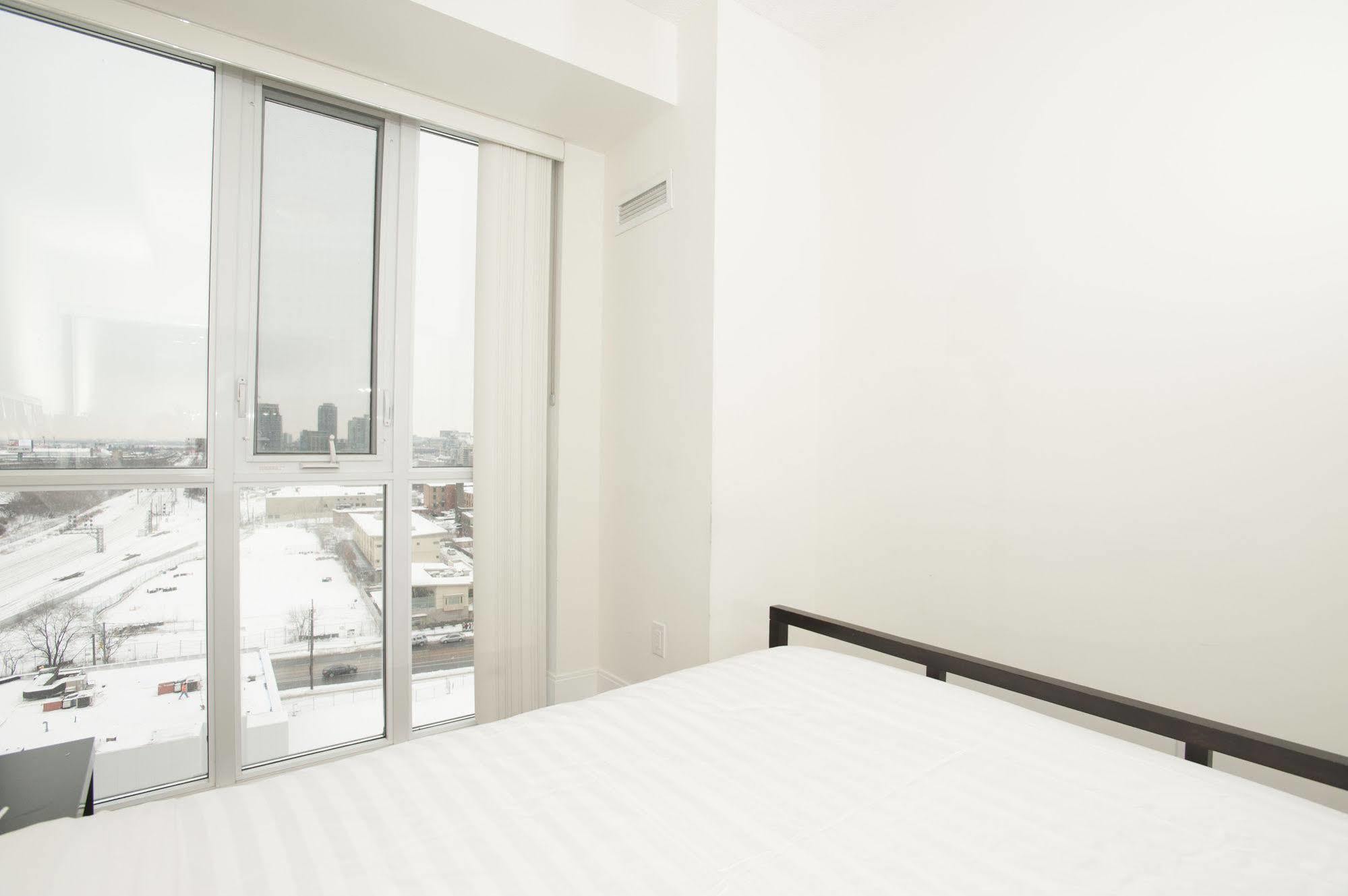 Life Suites Luxury Downtown Condos Торонто Екстериор снимка